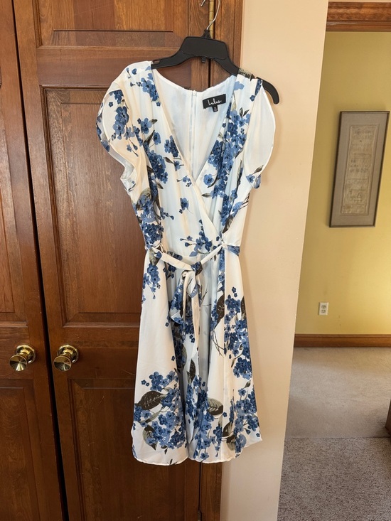 Lulus Dresses & Skirts - Lulu's White Floral Wrap Midi Dress with Blue Florals - size XL